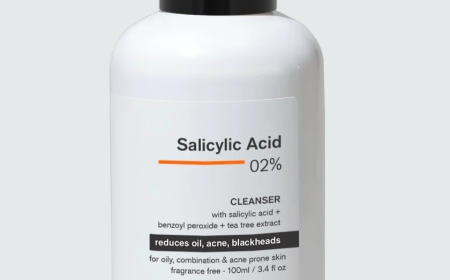How Salicylic Acid Face Wash Fights Oil and Bacteria