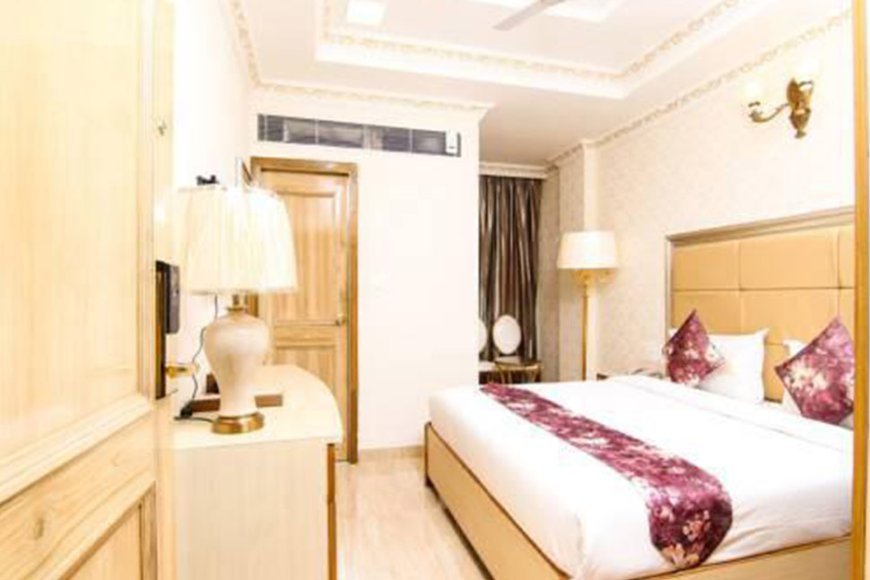 Book hotel room in Hazratganj for peaceful night stays