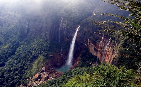 Discover the Best of Meghalaya with Cherrapunji Tour Package