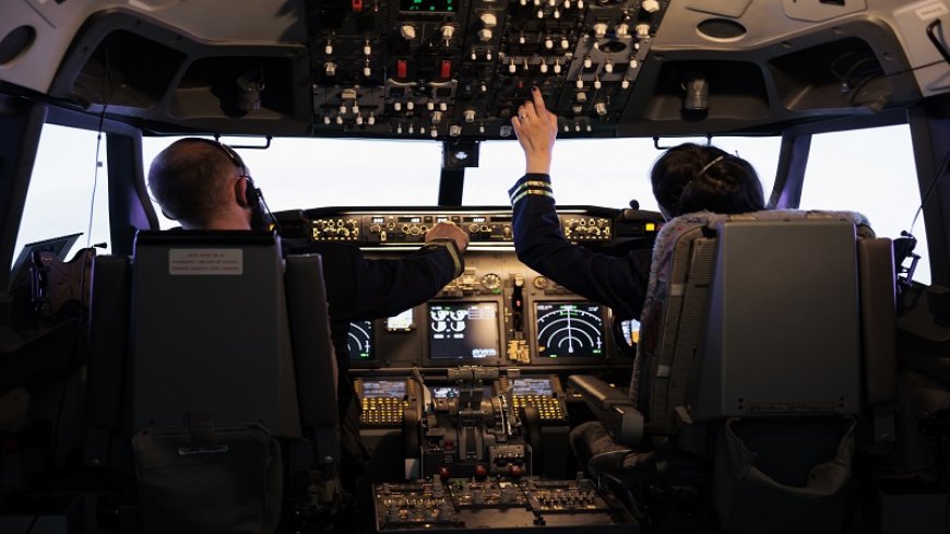 How to Become a Commercial Pilot: Best Pilot Courses to Start Your Journey